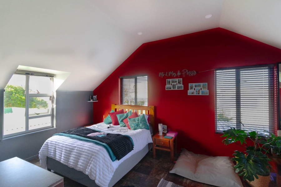 6 Bedroom Property for Sale in Sandbaai Western Cape